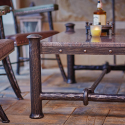 Luxusný kovaný stôl a stoličky z prírodných materiálov - kov, kameň, koža - luxusný nábytok