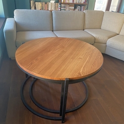 Praktický okrúhly konferenčný stolík, rozložiteľný na dva kusy - kovaný nábytok