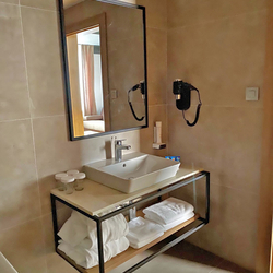 Kúpeľňový set - polica a zrkadlo v modernom prevedení vyrobený v UKOVMI pre hotel Bellevue
