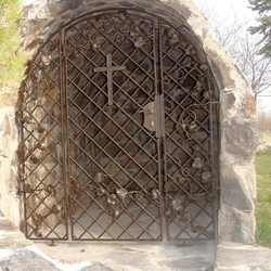 Mreža na kaplnke - ručne kovaná mreža s prírodným motívom 