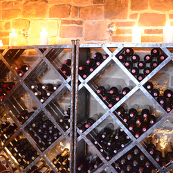 Kované regály a stojany na víno - luxusný nábytok pre milovníkov vína