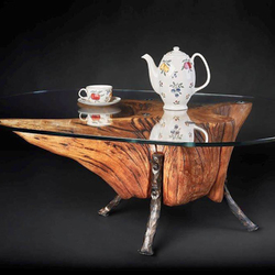 Ručne vyrobený dubový stolík so sklom a kovanými nohami - dizajnový nábytok