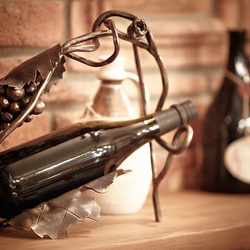 Luxusný kovaný držiak na víno - originálny doplnok z UKOVMI