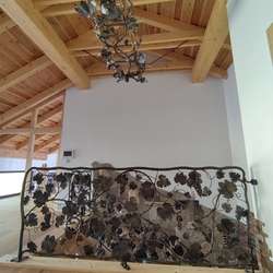 Ručne kované svietidlo - rebrík prerastený viničom v rodinnom dome na Morave